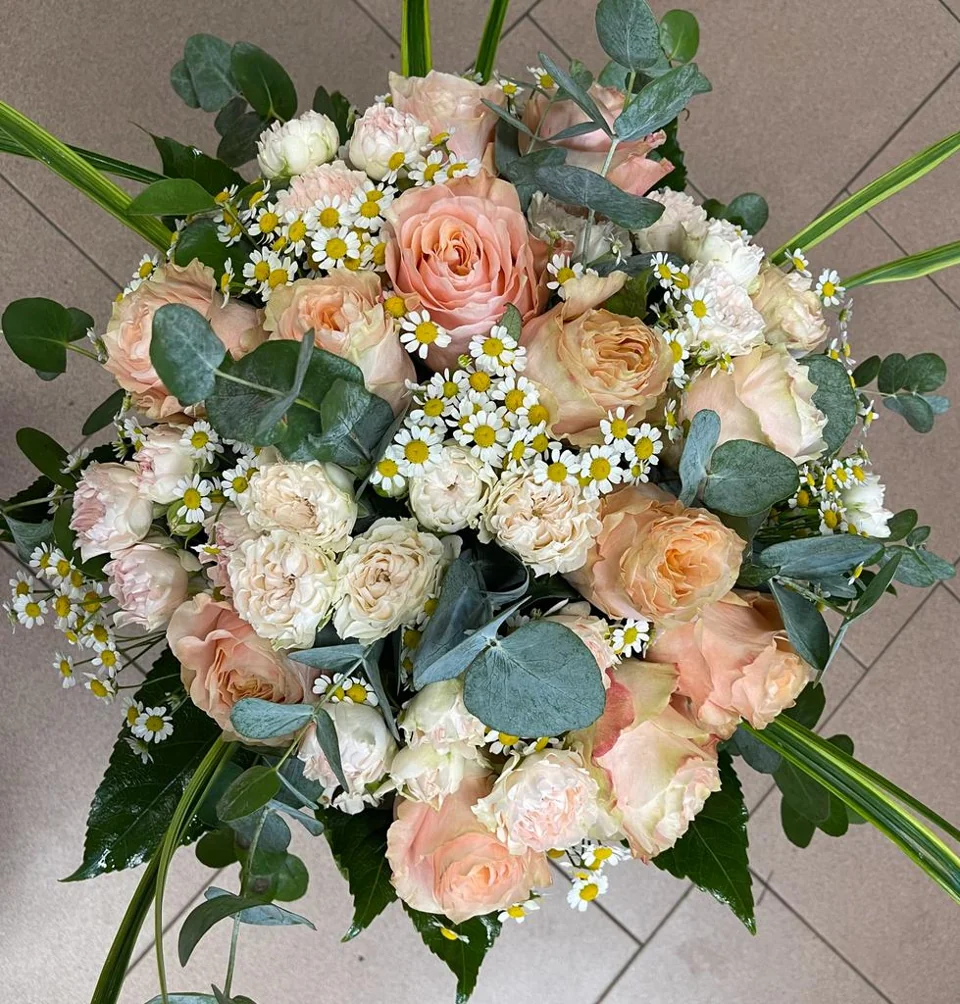 Bouquet di rose pesca e fiori chiari con verde