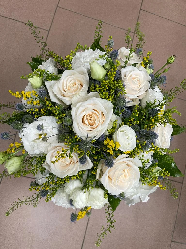 Bouquet bianco e verde con rose