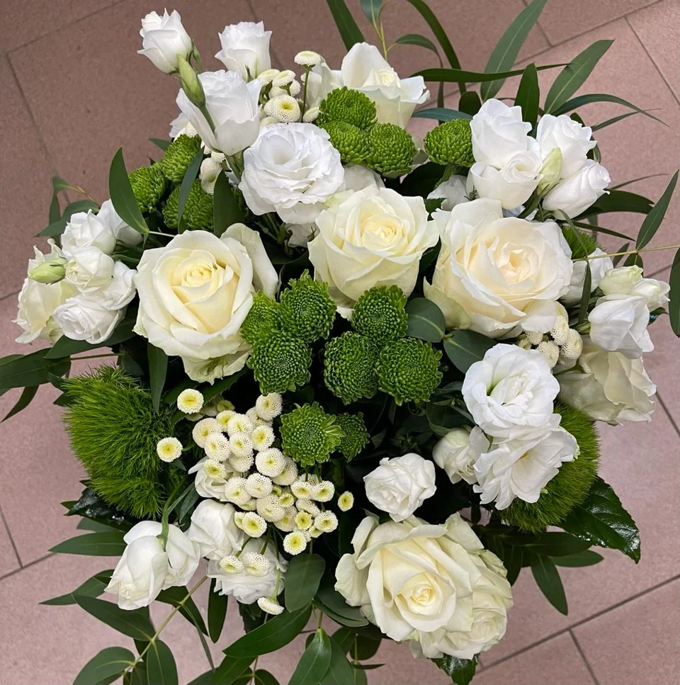 Composizione di fiori bianchi