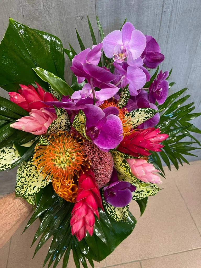 Composizione floreale rosa, viola e arancio
